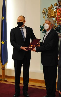 Президентът Радев връчва отличието на проф.Пламен Павлов.