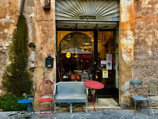 В Рим е традиция пред магазините в центъра да се поставят столове.
СНИМКА: АВТОРЪТ