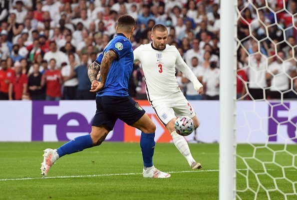 Защитникът на Англия Люк Шоу вкарва във вратата на Италия за 1:0.