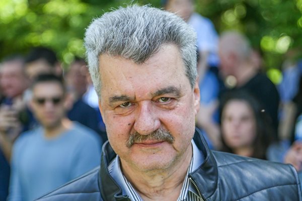 Бившият собственик на "Левски" Тодор Батков на могилката в 22-а гимназия в София по време на отбелязването на 109-ата годишнина от основаването на "сините". СНИМКА: LAP.BG