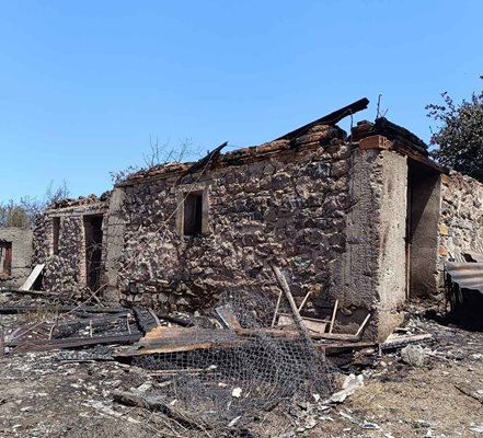 Големият пожар в Стоманово унищожи двуетажна къща, три селскостопански постройки и неустановен брой животни.
Снимка: Мелиха Пишкинова