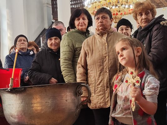 6-годишната София спаси днес кръста в Котел, макар и от купела в черквата.
Снимка: Община Котел