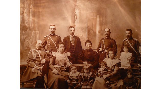 ПОРТРЕТ: Семейство Петрунови - вторият отдясно е полковникът, а в ъгъла е изрязаната от роднините леля Марица.