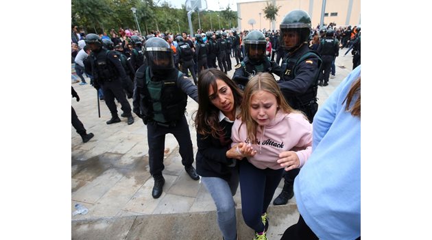 Полицията окървави провеждането на референдума в Каталуня. Имаше 761 ранени.