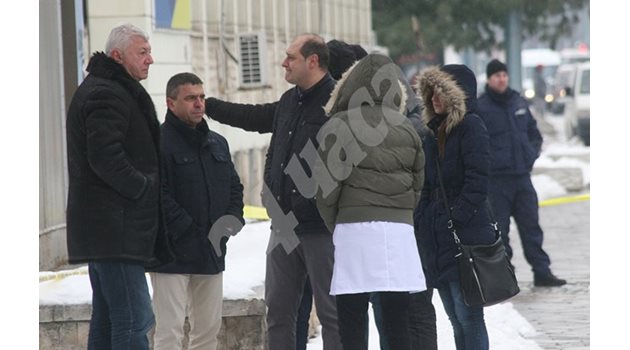Областният управител Здравко Димитров /вляво/ и шефът на полицията в Пловдив Атанас Илков на мястото, където е открит трупа на Плъха.