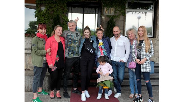 Голямото семейство на хубавицата я посрещна на летището при завръщането й от Истанбул. СНИМКА: ВАСИЛ ПЕТКОВ