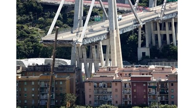 Рухналият мост в Генуа СНИМКА: Ройтерс