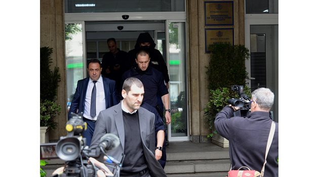 Прокурор Ангел Кънев (на преден план) извежда Красимир Живков от министерството.