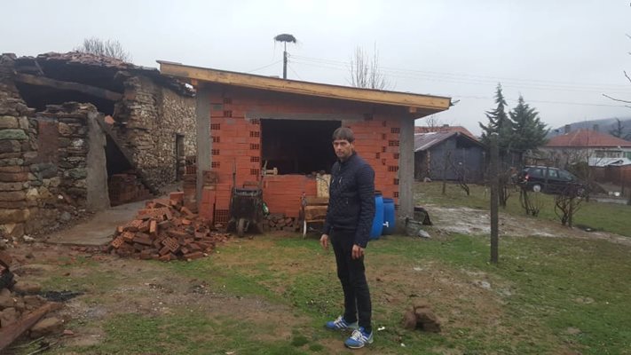 Героят Ерсин пред новостроящата се и срутената къща, които са една до друга / Снимки: Ниязи Вели