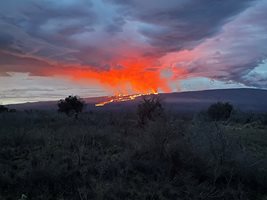 Най-големият вулкан в света изхвърля лава на 200 м височина (Снимки)
