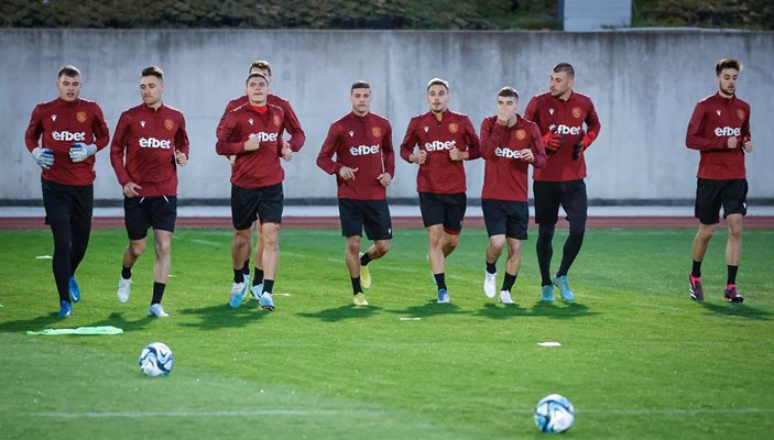 Илия Груев (най-вдясно) тренира с националите преди евроквалификацията с Черна гора в Разград утре. Снимка: БФС