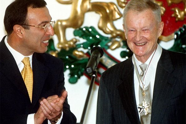 Президентът Петър Стоянов награждава д-р Збигнев Бжежински с орден "Стара планина"