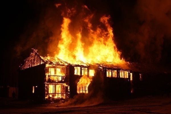 Пожар изгори 2 къщи в Смолян, още не е изгасен