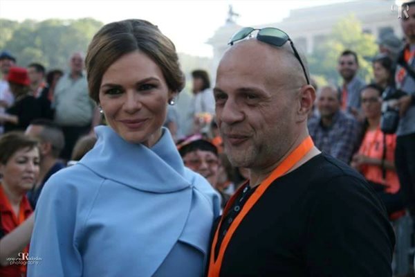 Светлана и Томислав Дончев по време на парада в родното Габрово днес