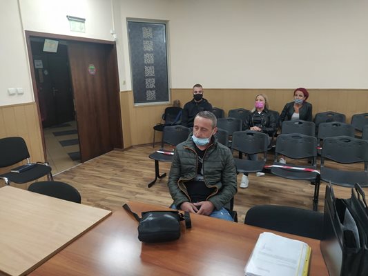 Дилян Лазаров в съдебната зала. Снимки: Авторът