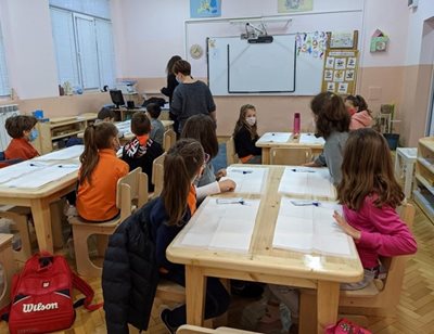 Малките ученици остават да се обучават в класните стаи.