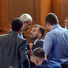 1 юни: На косъм от бой се разминаха депутатите след размяна на реплики между Искрен Митев от ПП и Костадин Костадинов от “Възраждане”, но се стигна само до дърпане на вратовръзки между двамата.
СНИМКИ: ВЕЛИСЛАВ НИКОЛОВ