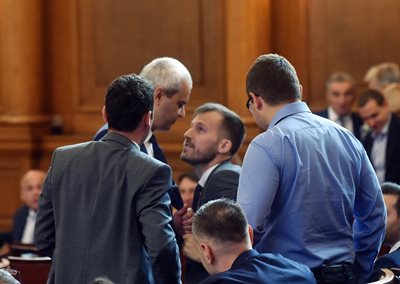 1 юни: На косъм от бой се разминаха депутатите след размяна на реплики между Искрен Митев от ПП и Костадин Костадинов от “Възраждане”, но се стигна само до дърпане на вратовръзки между двамата.
СНИМКИ: ВЕЛИСЛАВ НИКОЛОВ