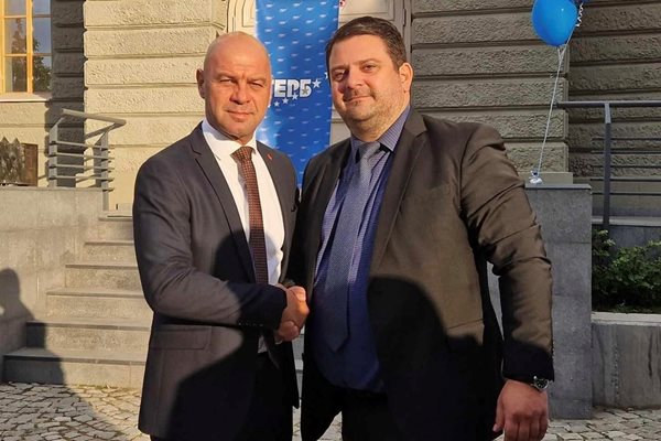 При откриването на предизборната кампания на ГЕРБ Ангел Славов се ръкува с кандидата за градоначалник Костадин Димитров. След като загуби изборите за район "Западен", сега го издигат на още по-висок пост.