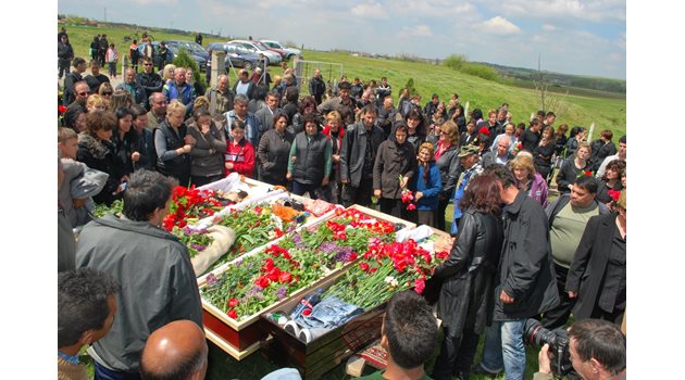 Погребенията на част от децата загинали в Симеоновград.