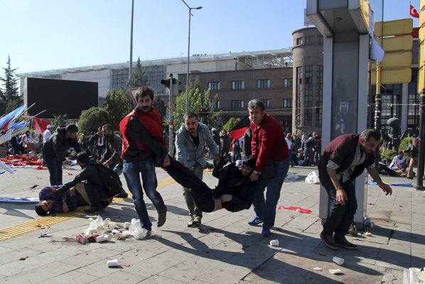 Активисти носят ранен след атентатите в Анкара.