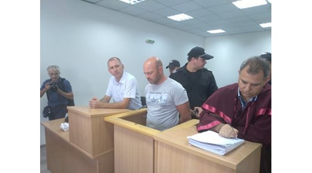 Георги Моллов (в средата) в Пловдивския окръжен съд