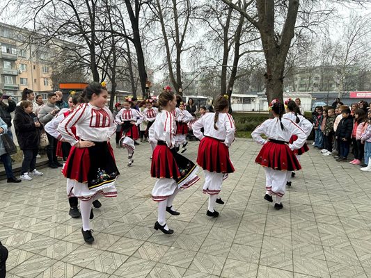 Учениците пяха и танцуваха под наслов "Полет към пролет". Снимки: Община Пловдив