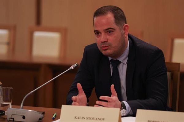 Вътрешният министър Калин Стоянов обяснява на посланиците как България се справя с незаконната миграция.