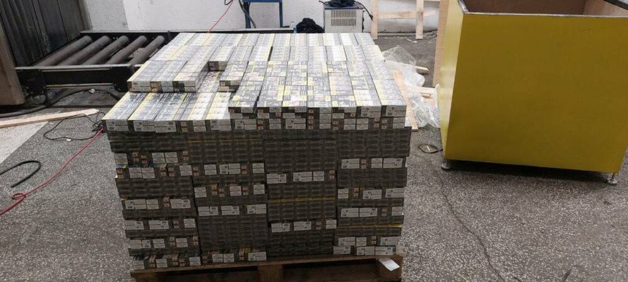 Над 570 000 къса контрабандни цигари, укрити в режещи машини, задържаха на ГКПП Капитан Андреево. СНИМКА: Агенция "Митници"