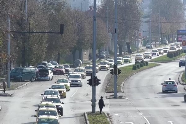 Над 120 таксиметрови шофьори се включиха в протестно шествие, което премина по основни булеварди в град Добрич Снимка: Дияна Райнова