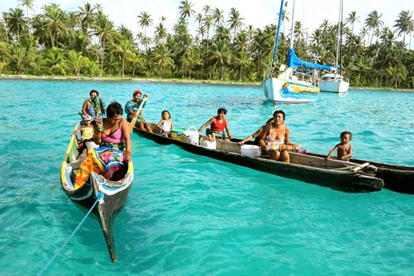 Племето куна обитава островите Сан Блас и се придвижва само с кану между тях.