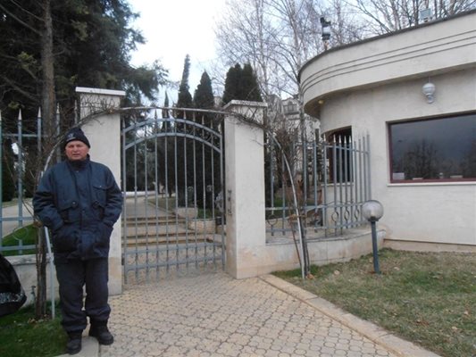 Вчера до късния след обяд криминалистите продължаваха да правят оглед в къщата на Петров Снимки Авторката
