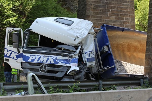 Тежък камион с чакъл се блъсна днес около обяд в една от колоните на Италианския мост на пътя Стара Загора - Казанлък, шофьорът почина в кабината.