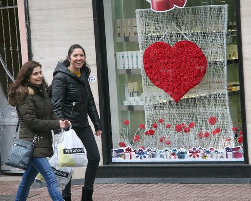 Магазините на главната улица в Пловдив вече са украсени с валентинки