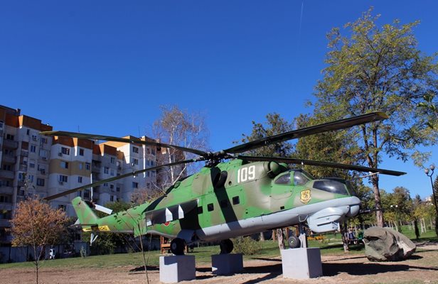 Този щурмови хеликоптер Ми-24 се приземи завинаги в старозагорския парк "Артилерийски" през октомври 2016 г., за да се превърне в мемориал на несъществуващата вече 23-а вертолетна авиобаза.
