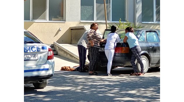 Близките на Георги Георгиев плачат около колата, а трупът на младия мъж лежи на земята пред Спешното отделение в Асеновград. Снимка: Валентин Димитров