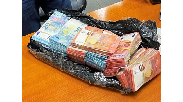 Турски шофьор опита да мине при Видин със скрити хиляди евро под седалката.