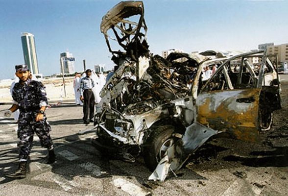 Белият "Ленд Крузър" на чеченския лидер след като е взривен дистанционно в кв. "Ал Дафна" на катарската столица през 2004 г.