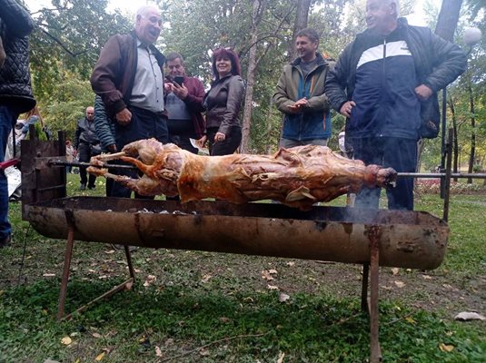 Горските служители завъртяха чеверме за гостите на Земеделския форум в Гоце Делчев.