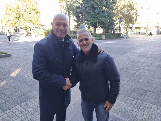 Кметът Костадин Димитров слезе да посрещне Йордан Йовчев.