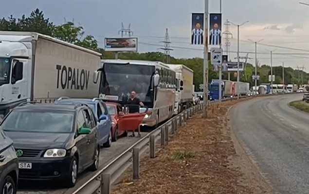 Основните причини са засиленият туристически поток и започналият ремонт на моста.