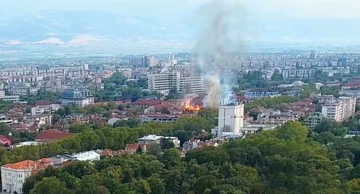 Кадър от клип в ютюб на пожара в центъра на Пловдив