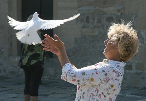 Пловдивчанка пуска бял гълъб, наричайки желание. Снимки: Евгени Цветков