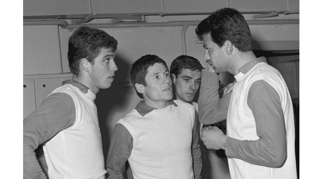 Дерменджиев (в средата) и Аспарухов (вдясно) творят чудеса на терена, докато имат шанса да играят заедно в "Ботев", а след това и в националния отбор.