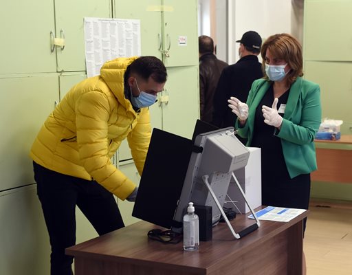 
Избирател гласува с машина в софийска секция.

СНИМКИ: ВЕЛИСЛАВ НИКОЛОВ

