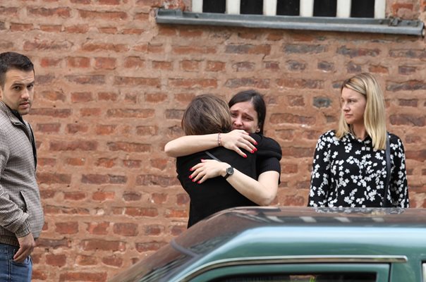Дъщерята на Димков приемаше съболезнования / снимки: Юлиян САВЧЕВ