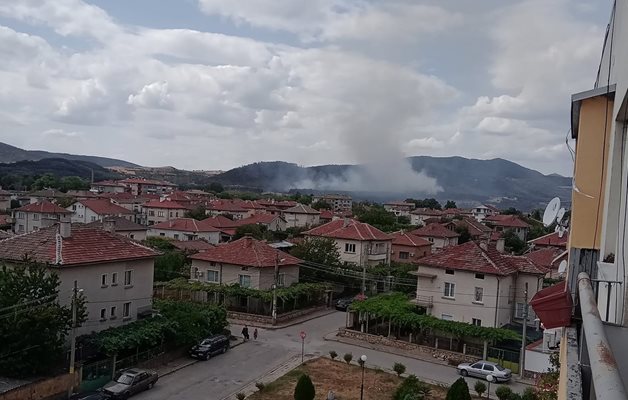 Хората се молят по-бързо да бъде овладян пожарът.