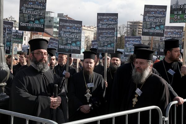 Песнопения белязаха бунта на свещениците