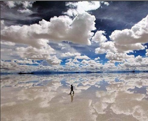 Салар де Уюни в Боливия е най-голямото солено езеро в света. Намира се на 3656 м височина в платото Алтиплано, бли- зо до гребена на Андите. При суша солната покривка е дебела от 2 до 8 м. През дъждовния сезон езерото се покрива с тънък слой вода, който отразява небето и облаците чак до линията на хоризонта и не може да се каже къде свършва небето и започва земята. Тъй като водата е само няколко сантиметра, тя не пречи на движението по езерото.