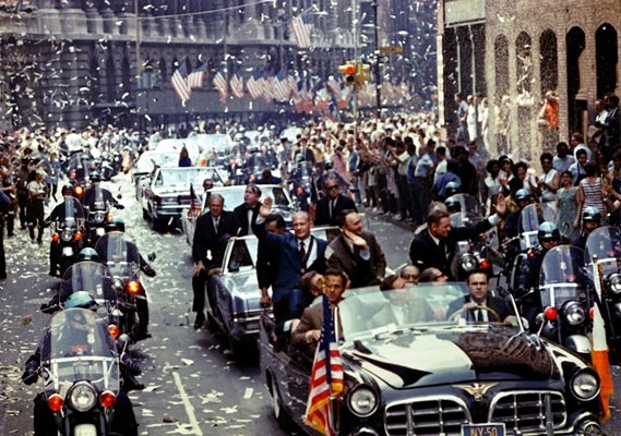 Завърналите се астронавти (прави в предната кола) са посрещнати като богове в САЩ. Нийл Армстронг впоследствие все по-рядко се появява публично.